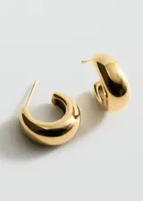 Aros semiaro pequeños de diseño abombado y acabado brillante en color dorado.