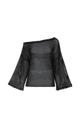 Blusa negra de punto calado con diseño amplio y transparente, escote de hombros descubiertos, mangas largas y puños acampanados.