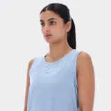 Musculosa deportiva celeste con logo Reebok estampado en el pecho.