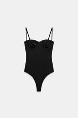 Body lencero negro confeccionado en poliamida, con escote corazón con aro, tirantes finos regulables y cierre en la parte inferior.
