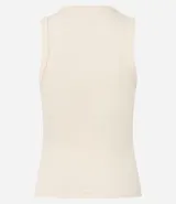 Musculosa de tejido rib color crema, con cuello redondo y cierre frontal con botones. Presenta un diseño ajustado al cuerpo y sin mangas.