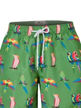Short de baño de secado rápido con estampado de guacamayos sobre fondo verde. Cuenta con cintura elástica, cordón ajustable, bolsillos laterales y bolsillo trasero.