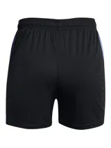 Short deportivo Under Armour de la colección Challenger, diseñado para fútbol. Presenta un cuerpo principal en color negro con paneles laterales de malla en color violeta y el logo de la marca estampado en el frente. Cuenta con cintura elástica con cordón interno.