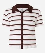 Blusa polo de rib con rayas horizontales marrones y rosas sobre fondo blanco, cuello marrón, abotonadura frontal y mangas cortas.