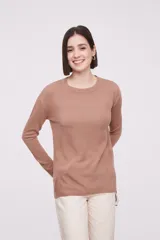 Sweater negro de tejido liso, manga larga y cuello redondo a la base. Presenta un calce holgado.