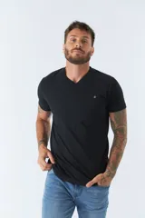 Remera básica de hombre con escote en V y manga corta. Presenta un diseño liso con logo bordado en el pecho.