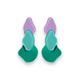 Aros colgantes con tres piezas de acrílico de diferentes formas y colores: lila, turquesa y verde esmeralda.