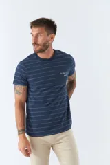 Remera de hombre a rayas horizontales azul marino y celeste, de corte recto, manga corta, cuello redondo y bolsillo en el pecho con logo estampado.