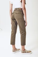 Pantalón cargo color verde oliva, de corte recto, con bolsillos laterales y traseros.