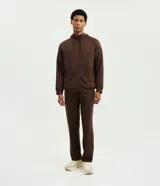 Pantalón deportivo recto para hombre, en color marrón, con cintura elástica, cordón ajustable y bolsillos laterales.
