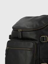 Mochila de cuero natural color negro con múltiples compartimentos con cierre, correas ajustables acolchadas y detalles de herrajes metálicos en tono bronce.
