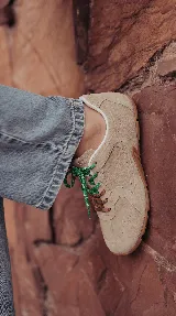 Zapatillas urbanas de cuero celeste y mesh gris, con suela de goma y doble juego de cordones intercambiables en color verde y blanco.