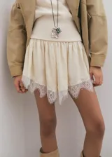 Short corto de lyocell y viscosa color beige con detalle de encaje en el ruedo.
