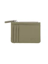 Tarjetero color verde oliva con textura granulada, tres ranuras para tarjetas en un lado y un compartimento con cierre de cremallera en la parte superior. Incluye el logo de la marca "terrano" grabado en el frente.