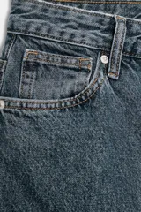 Jeans de tiro alto ZW Collection, color negro con efecto deslavado, corte tapered y diseño bombacho con raya planchada al frente.