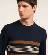 Suéter de punto Marfinno con cuello redondo y mangas largas. Presenta un diseño de rayas horizontales en tonos marrones y beige sobre una base de color marrón oscuro.