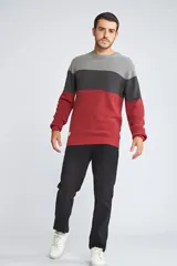 Sweater de tejido de punto con diseño color block en tonos verde, azul y gris. Presenta cuello redondo, mangas largas y corte regular.