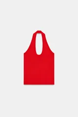 Musculosa roja de punto con cuello halter y escote redondo.