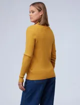 Buzo azul de tejido de punto con textura acanalada, cuello alto y mangas largas.