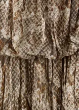 Vestido corto de viscosa con estampado de serpiente, cuello cuadrado y manga larga con puños elásticos. Presenta cintura con goma elástica y forro interior de poliéster.