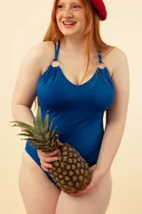 Malla entera azul con breteles finos y espalda cruzada.