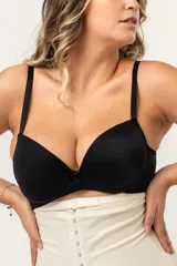 Soutien negro básico con aro y copa, confeccionado en lycra y breteles elásticos regulables.