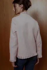 Chaqueta rosa de sarga de algodón, con cuello y puños con volados.