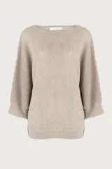 Suéter de punto color gris claro con cuello barco, mangas tipo murciélago y diseño de corte largo. Presenta un tejido con sutiles motas de colores que aportan un efecto brillante.