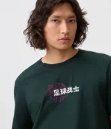 Remera masculina Blue Steel confeccionada en algodón, de corte comfort holgado, con cuello redondo, manga corta y estampa frontal de flores con texto en caracteres asiáticos.
