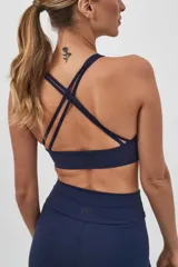 Top deportivo negro con espalda cruzada en cuatro tiras y almohadillas removibles.