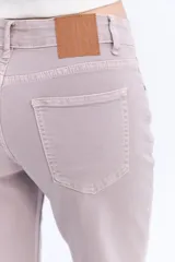 Jean straight de tiro alto y piernas rectas, con efecto lavado y acabado vintage.