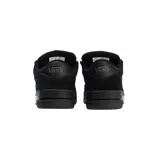 Championes Vans modelo Hylane, color negro, con diseño de perfil bajo, confeccionados en gamuza y materiales sintéticos, con la icónica banda lateral Sidestripe y suela de goma resistente.