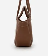 Bolso shopper grande color marrón, con costuras contrastantes, asa de mano y asa larga. Incluye bolsillo interno desmontable.