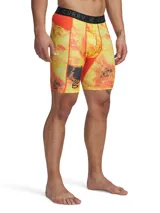 Short de compresión Under Armour Curry, confeccionado en tejido HeatGear ultraligero con tecnología de secado rápido. Presenta un estampado abstracto en tonos amarillos y naranjas, con paneles de malla para ventilación y cintura elástica ancha con el logo de Curry.