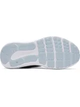 Championes de running Under Armour modelo Charged Surge 4, color azul marino con entresuela blanca y logo en celeste. Presentan parte superior de malla transpirable con refuerzos sintéticos, amortiguación Charged Cushioning en la entresuela y suela de goma resistente.