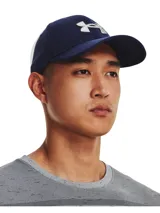 Gorra deportiva Under Armour modelo Mens UA Blitzing, de color azul marino con el logo de la marca bordado en relieve en color blanco en la parte frontal. Cuenta con visera precurvada, diseño estructurado y banda elástica interior que absorbe el sudor.