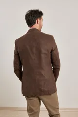 Saco sport marrón de gamuza ecológica con dos botones frontales y forro interno completo.