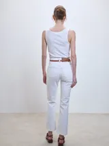 Pantalón de jean de corte recto color blanco, con cintura alta y largo al tobillo.