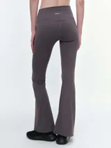 Calza deportiva de corte oxford, color negro, con cintura cruzada en V que brinda soporte y ajuste al cuerpo.