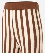 Pantalón de punto color crema con rayas verticales marrones, de corte recto y cintura alta con elástico.