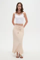 Falda larga color beige de modal, con cintura ajustable mediante cordón con detalles de cuentas en las puntas.