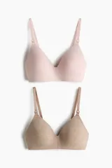 Pack de dos soutienes maternales de algodón suave, uno en color rosado y otro en tono beige. Cuenta con tirantes ajustables y copas preformadas sin aros, con apertura superior diseñada para la lactancia. Cierre posterior con corchetes.
