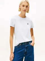 Remera de manga corta Tommy Hilfiger de corte regular, color blanco con delicadas rayas, cuello redondo y logo script bordado en el pecho.