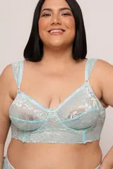 Corset corto con aro confeccionado en puntilla elastizada color celeste. Breteles regulables con detalle de puntilla y espalda entera.