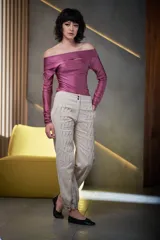 Blusa de satén lycra color uva, de corte ajustado, con escote bote y aberturas en el escote y en los codos.