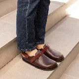 Zuecos de cuero marrón con tira de ajuste de velcro color borgoña.