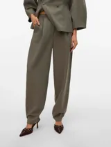 Pantalón sastrero de tiro alto color verde oliva, con cierre de gancho y cremallera, bolsillos laterales y fit regular.