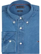 Camisa de manga larga Tommy Hilfiger de algodón chambray color celeste, con cuello abotonado, cierre con botones, logo de Tommy Hilfiger bordado en el pecho y corte regular.