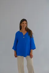 Blusa azul francia de lino, con escote en V y mangas 3/4.