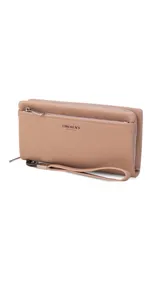 Billetera de mujer color beige, confeccionada en símil cuero con textura granulada. Cuenta con un bolsillo frontal con cierre, correa de mano extraíble y cierre principal perimetral. Incluye compartimentos internos para tarjetas y billetes.